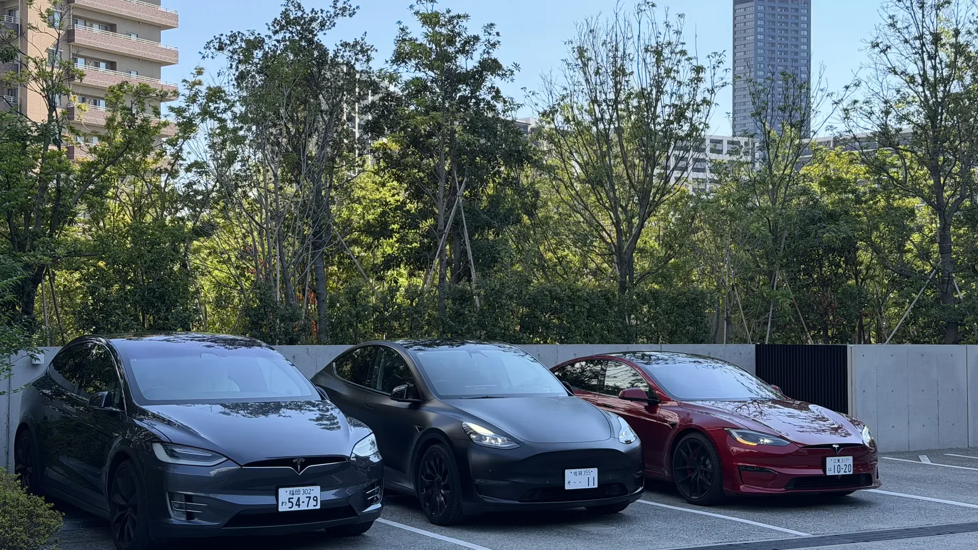 Model X・Model Y・Model S が並んで駐車している様子