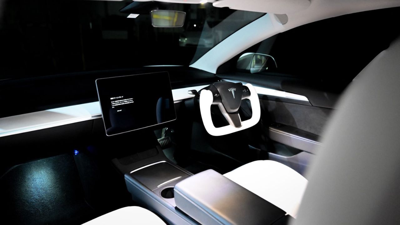 テスラ向けカーアクセサリー販売